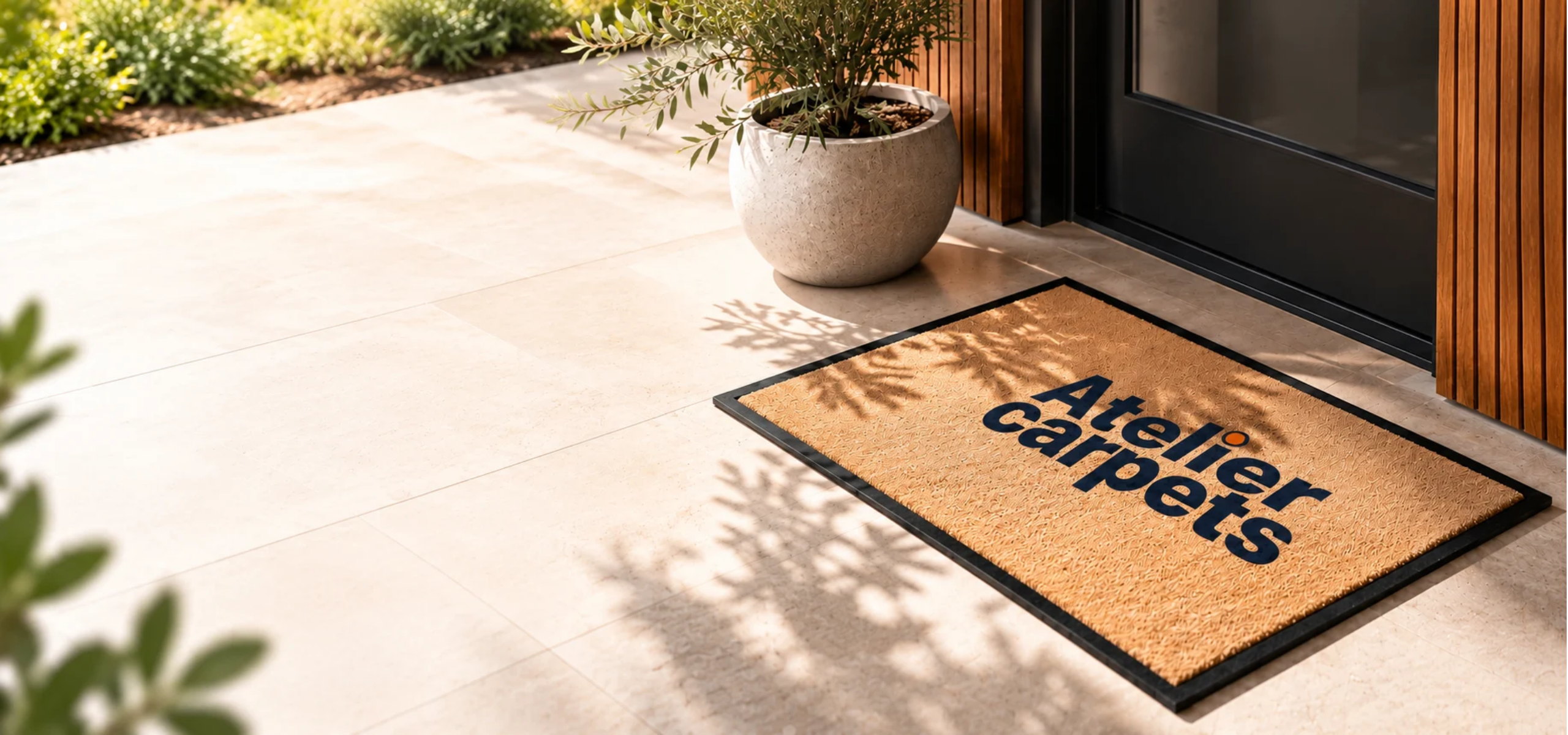 Paillasson personnalisé Atelier Carpets devant une porte d'entrée